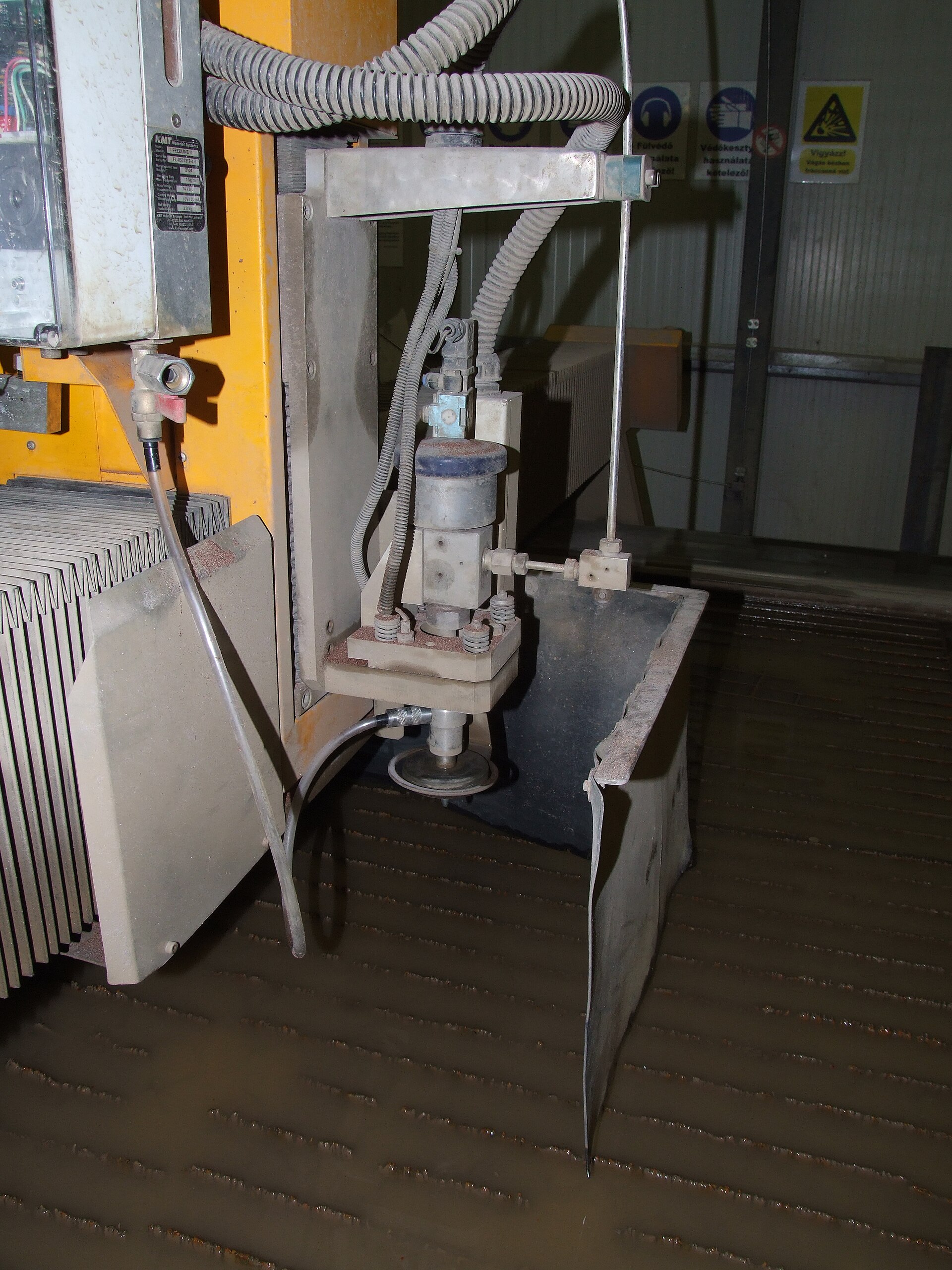 Abrasive waterjet cutting head